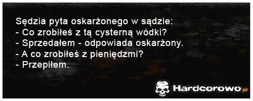 Sędzia pyta oskarżonego w sądzie - 1