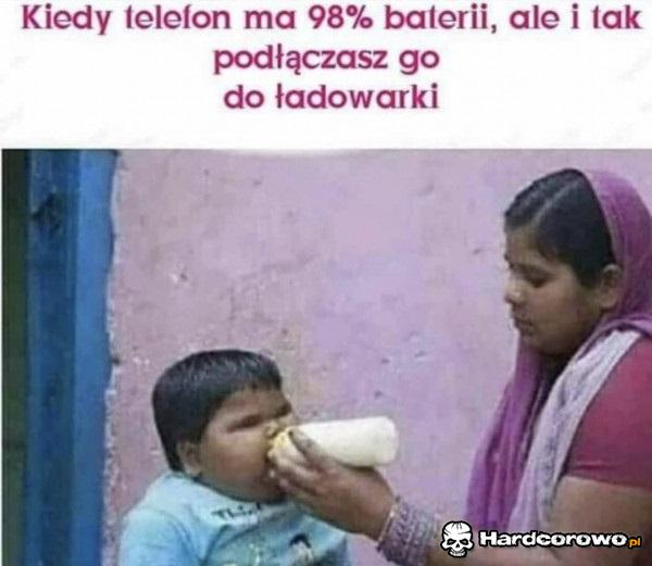 Kiedy zostawiasz telefon na noc pod ładowarką - 1