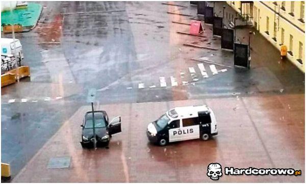 Jeden słupek a i tak trafił - 1
