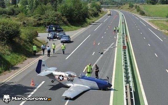 Awaryjne lądowanie na autostradzie - 1