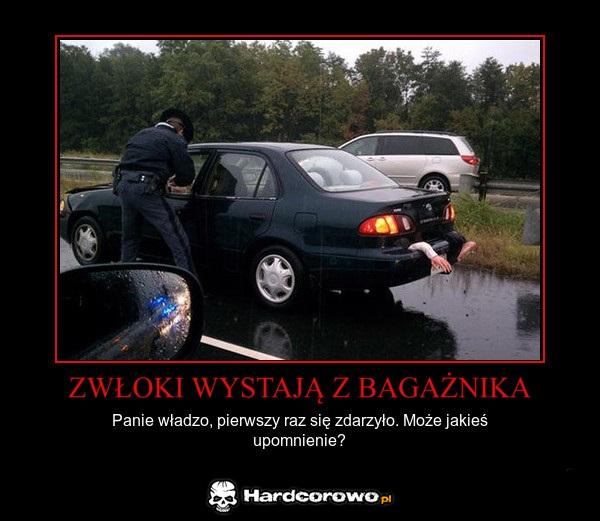 Zwłoki wystają z bagażnika  - 1