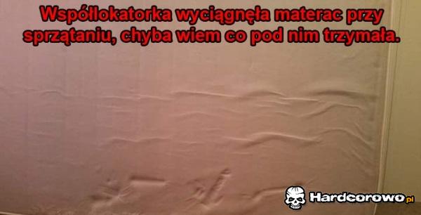 Pod materacem - 1