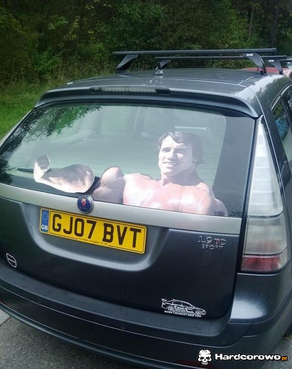 Arnie wyciera mi szybę - 1