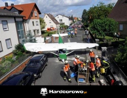 Awaryjne lądowanie samolotu w niemieckim mieście - 1