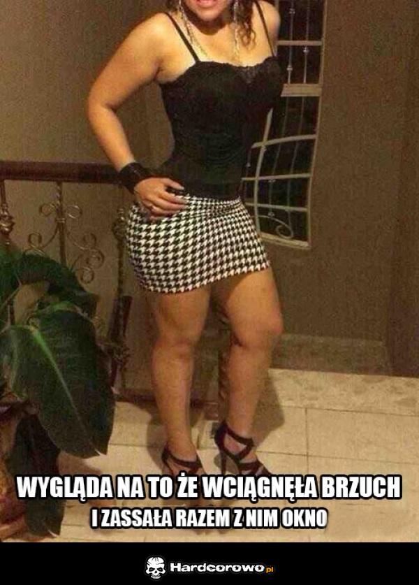 Wciągnęła brzuch  - 1