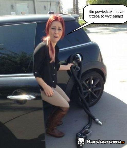 Kobieta tankująca - 1