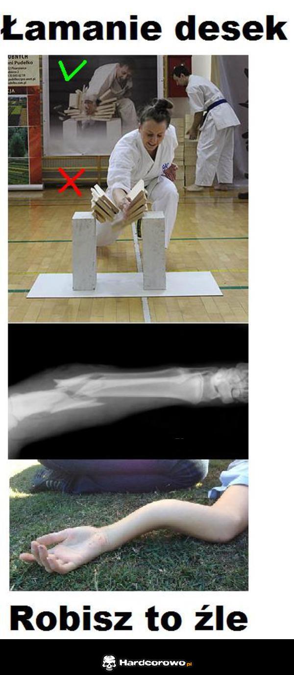 Kobieta łamiąca deski - 1