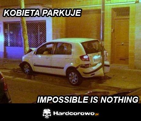 Kobieta parkuje  - 1