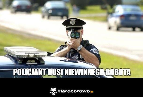 Policjant dusi niewinnego robota - 1
