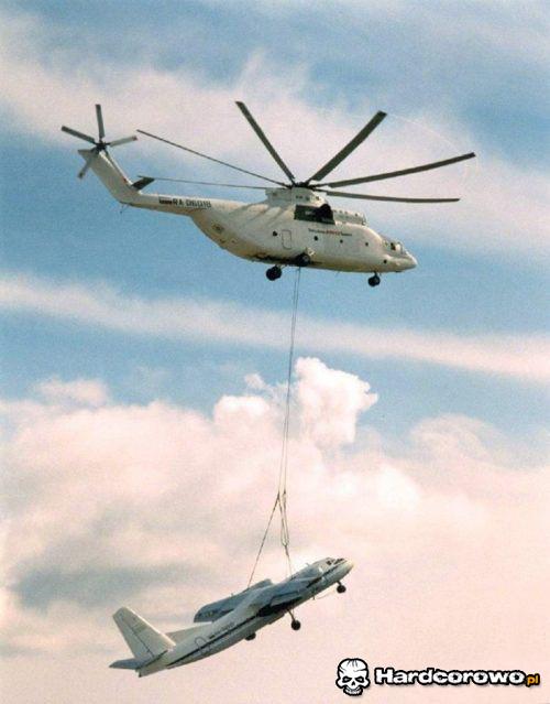 Helikopter transportujący samolot - 1