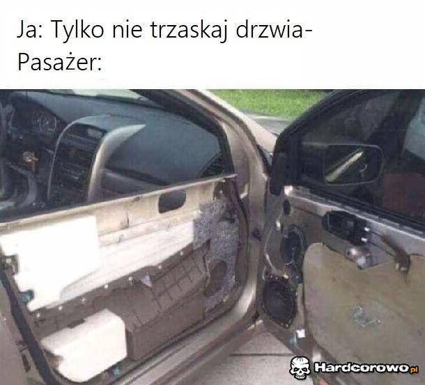 Pasażer vs drzwi - 1