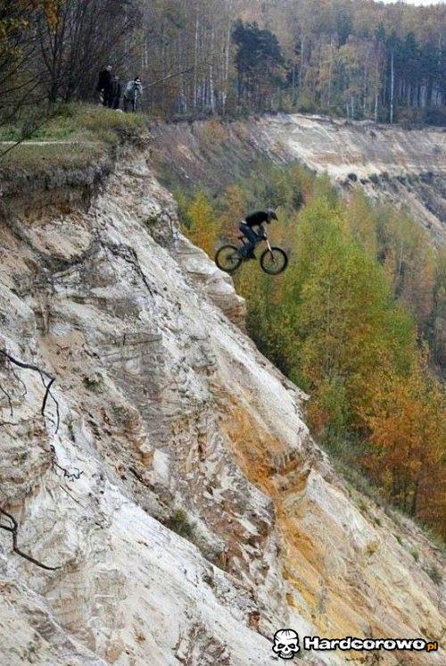 Stromy zjazd na rowerze  - 1