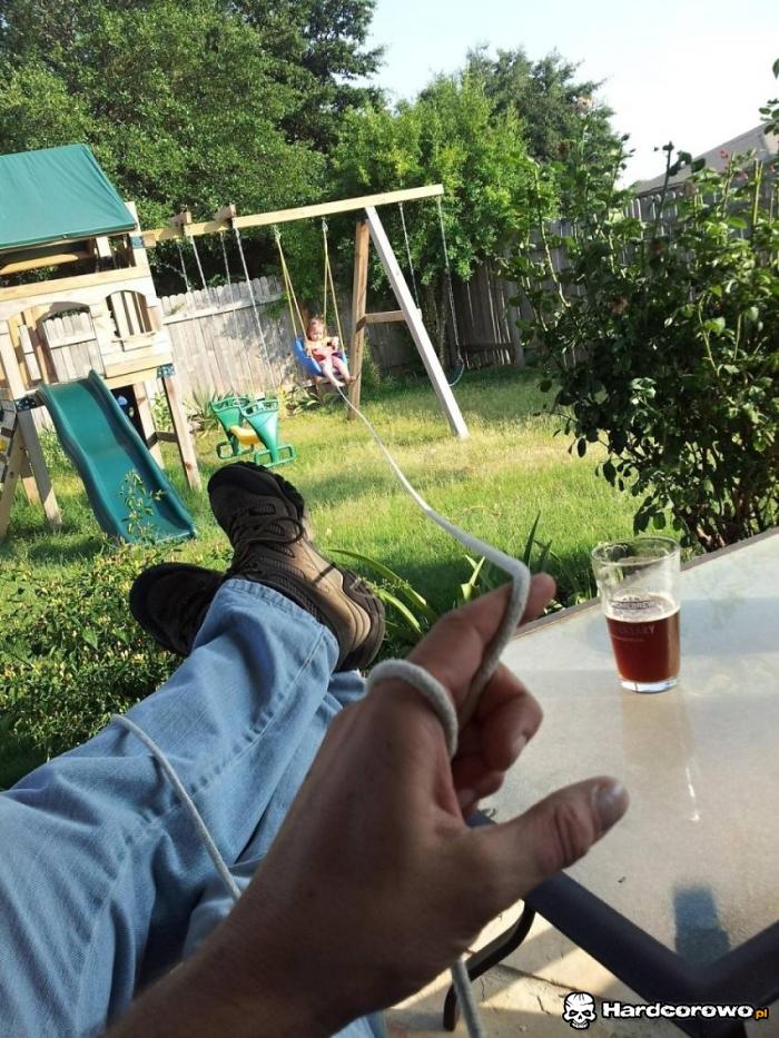 Ojciec pilnuje dziecko - 1