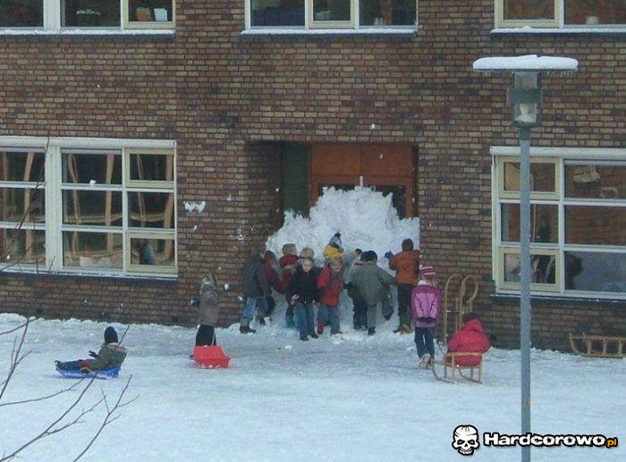 Śnieżne tarasowanie szkolnych drzwi - 1