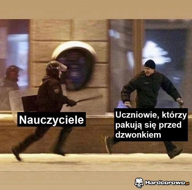 Uczniowie, którzy pakują się przed dzwonkiem - 1