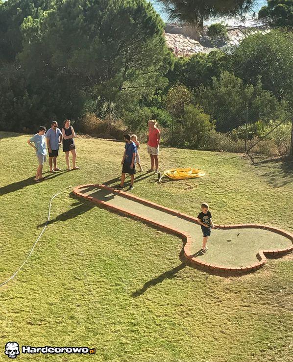 Chujowy mini golf  - 1