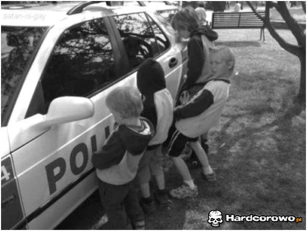 Leją na Policje  - 1