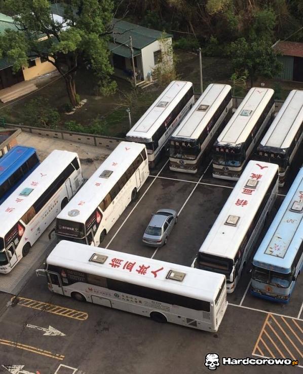 Kiedy zaparkujesz koło autobusu  - 1