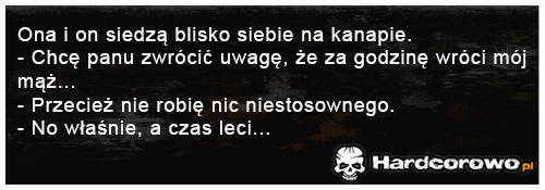 Ona i on siedzą blisko siebie na kanapie - 1