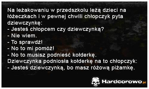 Na leżakowaniu w przedszkolu leżą dzieci - 1