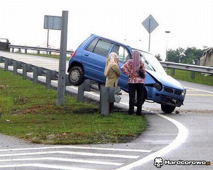 Tak kończą kobiety za kierownicą  - 1