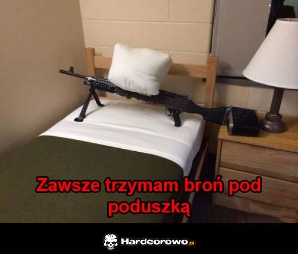 Trzymam broń pod poduszką - 1