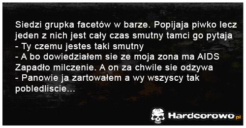 Siedzi grupka facetów w barze - 1