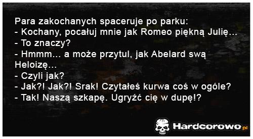 Para zakochanych spaceruje po parku - 1