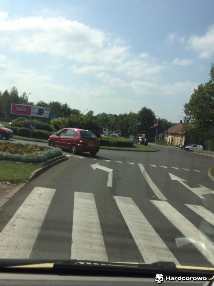 Na rondzie skręć w lewo - 1