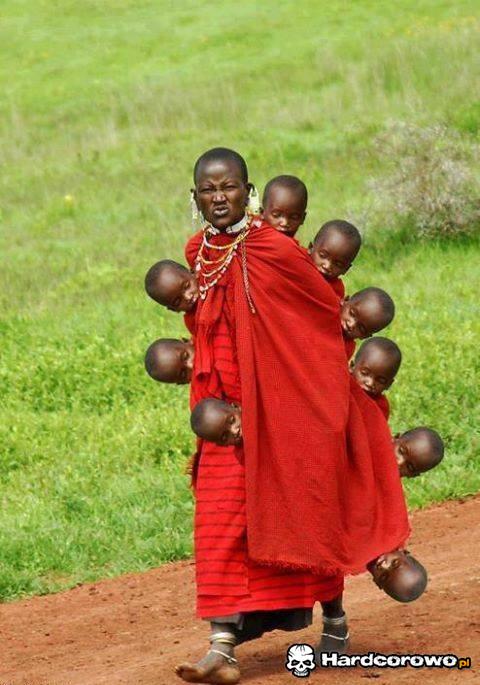 Spacer z dziećmi w Afryce  - 1