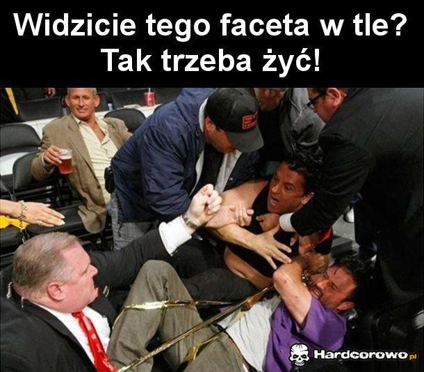 Widzicie tego faceta w tle - 1
