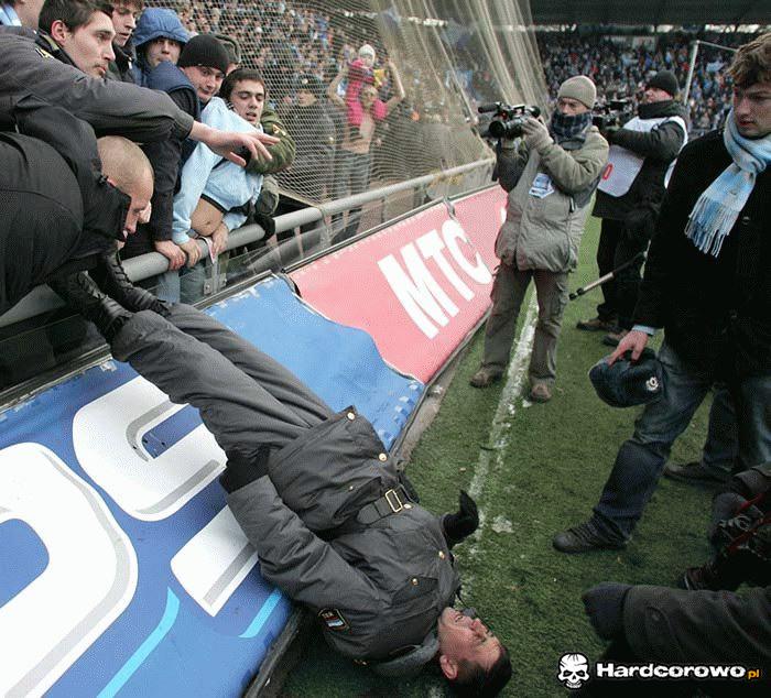 Baczność na stadionie - 1