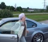 Babcia kradnie i driftuje BMW M3