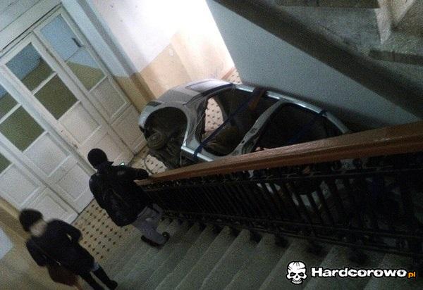 Gdy sąsiedzi trzymają swoje graty na korytarzu - 1