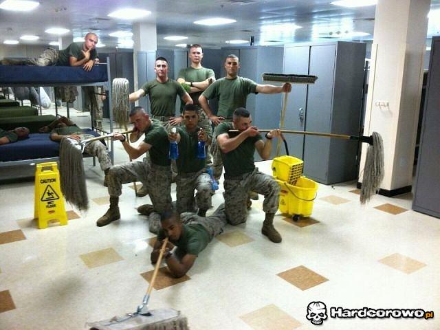 Armia sprzątająca - 1