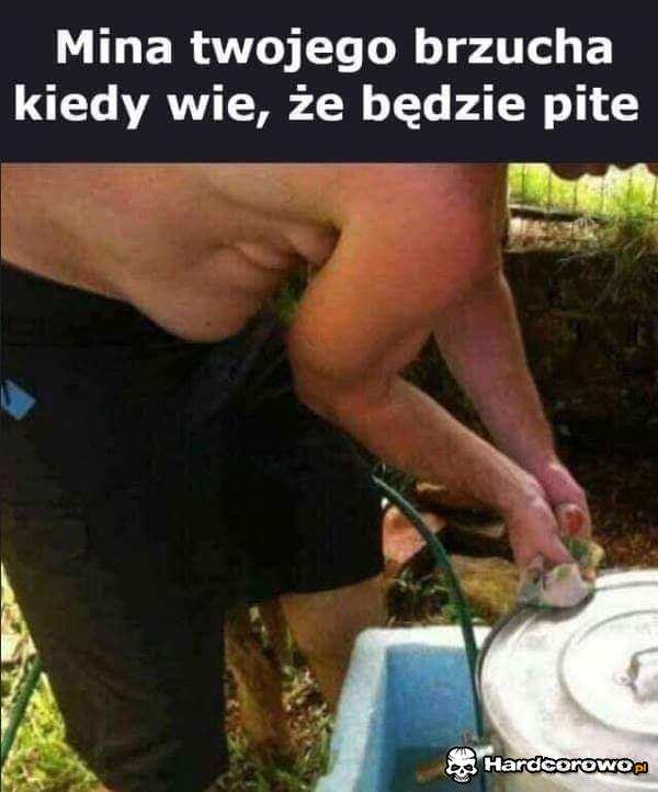 Mina twojego brzucha kiedy wie, że będzie pite - 1