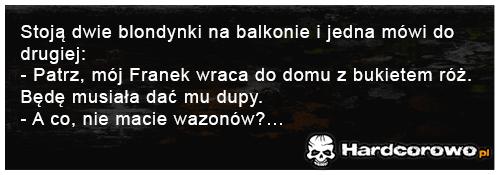 Stoją dwie blondynki na balkonie - 1