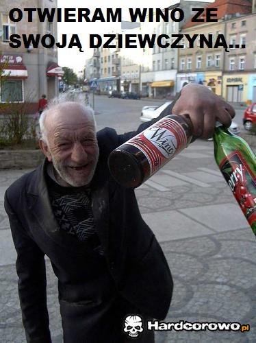 Otwieram wino ze swoją dziewczyną  - 1