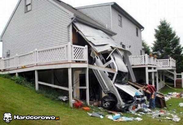 Kiedy wjeżdżasz za szybko do garażu - 1