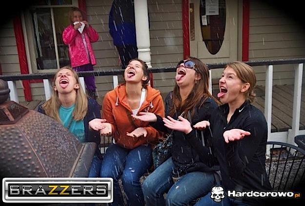 Wystarczy dodać słynne logo - 1