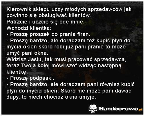 Kierownik sklepu uczy młodych sprzedawców - 1