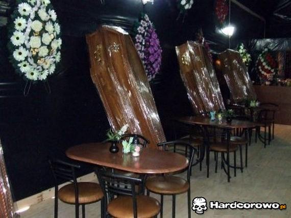 Bar z trumnami - 1