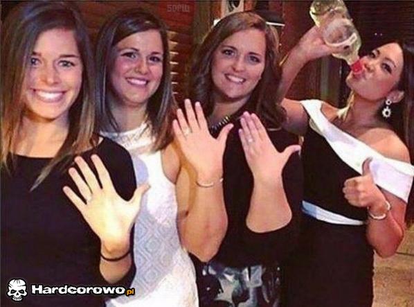 Mężatki i singielka - 1