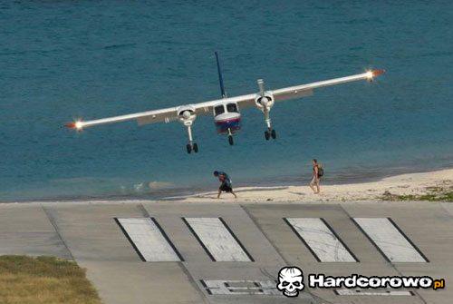Lądowanie samolotu nad plażą - 1