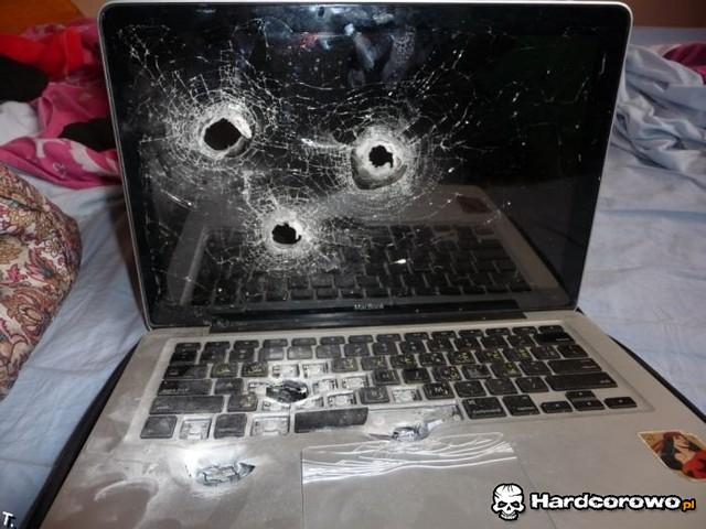 Laptop po strzałach - 1
