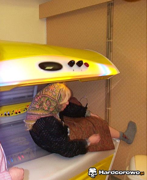 Babcia w solarium  - 1