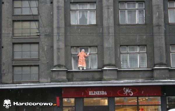 Babcia myje okna - 1