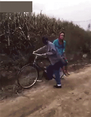 Wyjebka z babcią na rowerze - 1