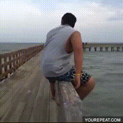 Grubasek skacze do wody - 1