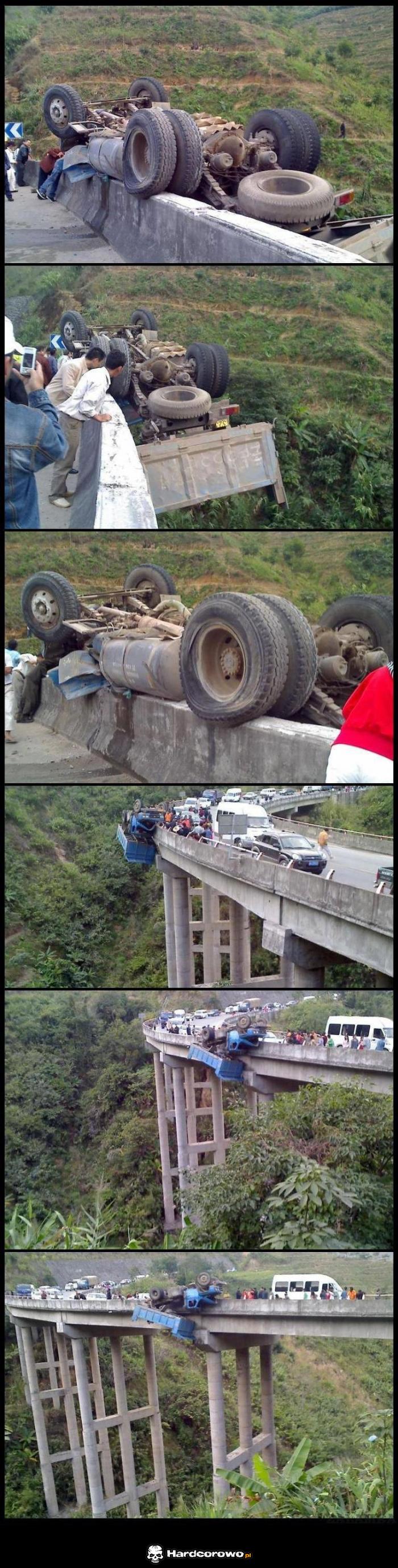 Wypadek samochodu wywrotki na moście - 1